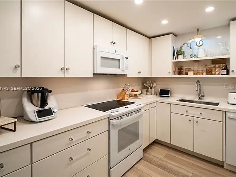 210 Sea View Dr #501 — Photo 8