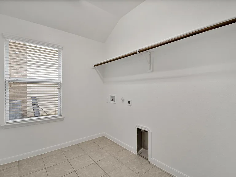 5100 Royal Springs Dr — Photo 26