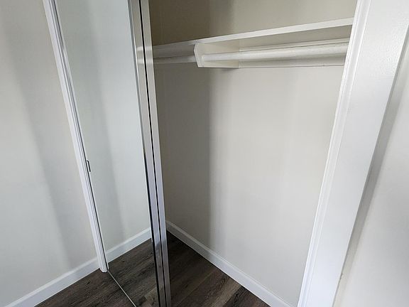 3rd image of 13811 Victory Blvd APT 4