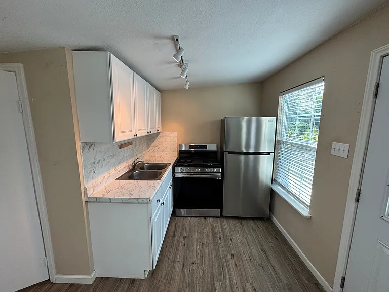 2419 Hondo Ave — Photo 3