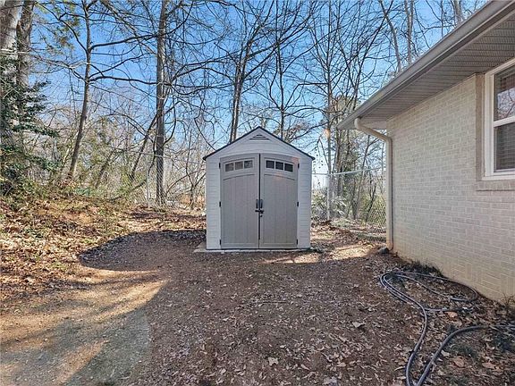 4th image of 2093 Beverly Rd