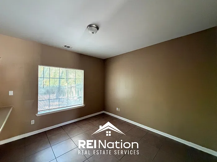 3 bed, 2.5 bath, 1905 sqft, $1,925 — Photo 4