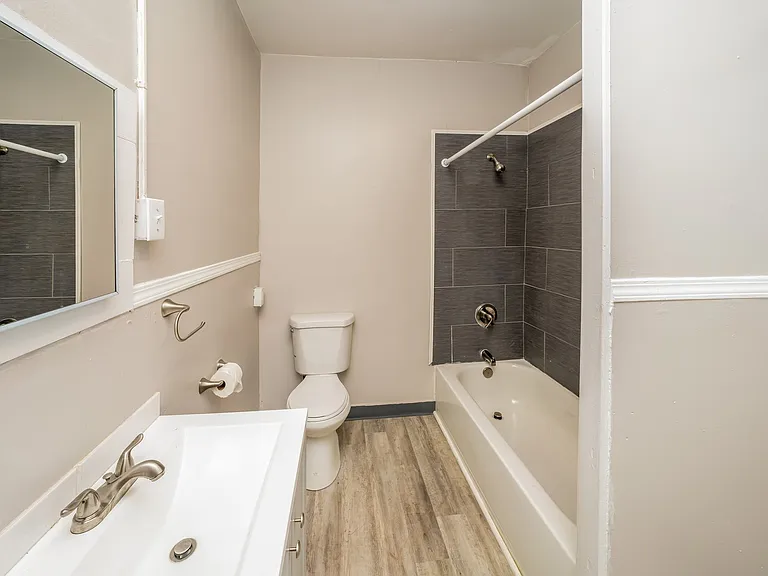1473719_030_bathroom_13600687.jpg