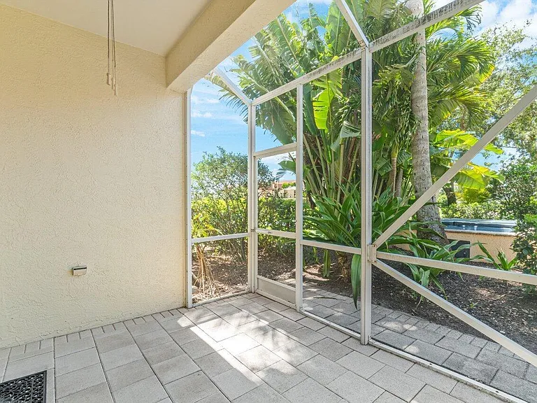 526 Commons Dr — Photo 23