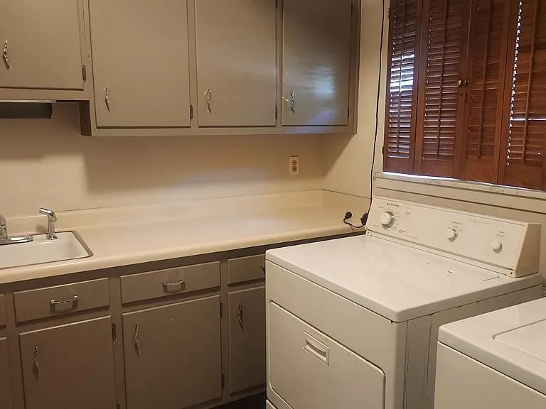 5961 Lynnbrier Ave — Photo 7
