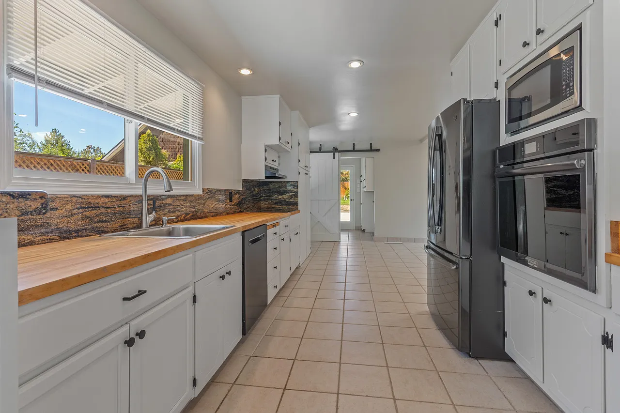 3 bed, 3924 sqft, $4,300 — Photo 4