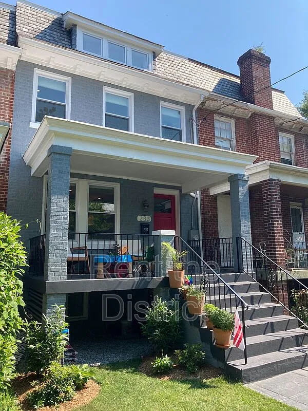 233 Longfellow St NW photo 1