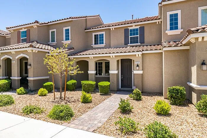 3 bed, 2.5 bath, 1544 sqft, $2,167 — Photo 3