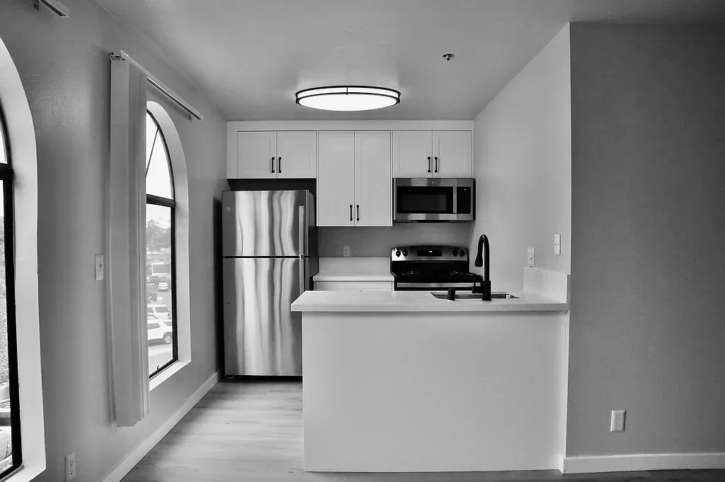 Salt & Vine Oceanside Apartments — Photo 2