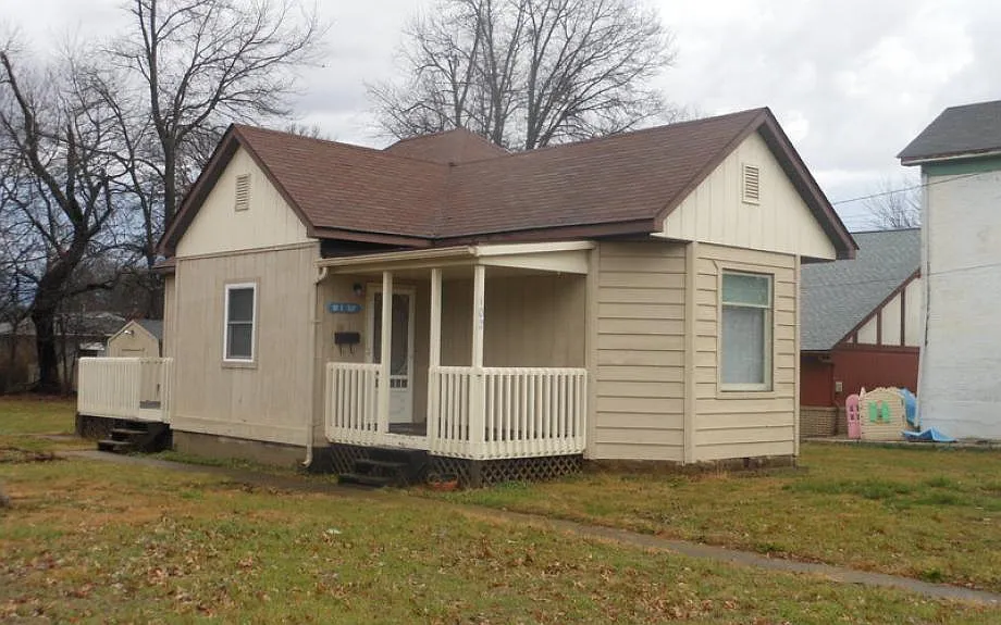 102 E Clay St photo 1