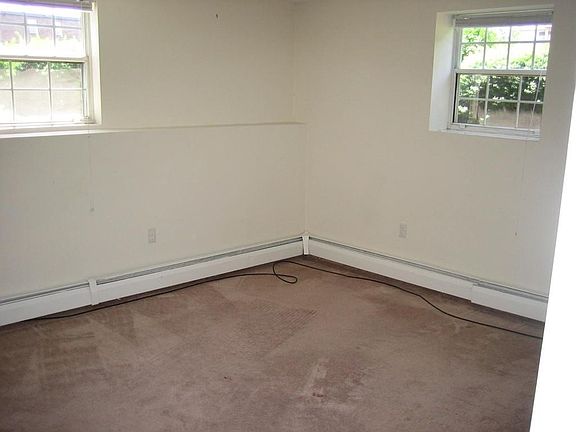 5th image of 8 Williamsburg Ct Unit 1