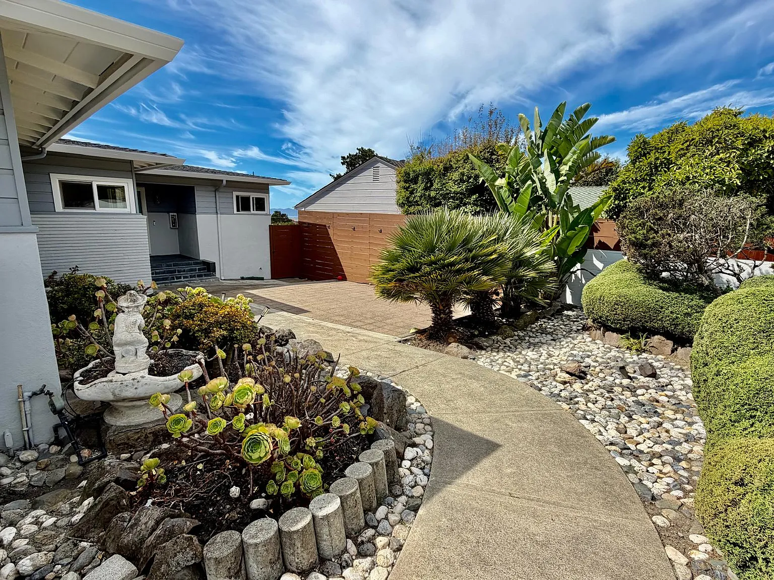 3 bed, 2100 sqft, $5,695 — Photo 2