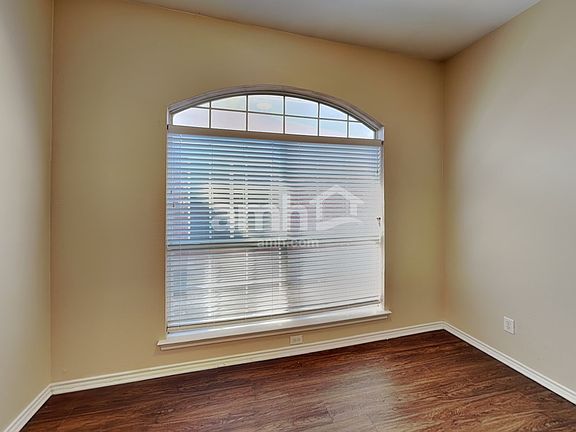 5th image of 909 Remington Dr
