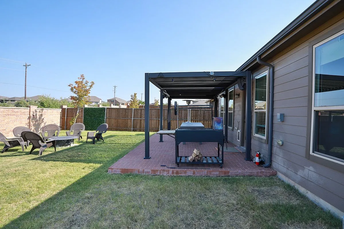 4 bed, 2.0 bath, 2080 sqft, $2,300 — Photo 2