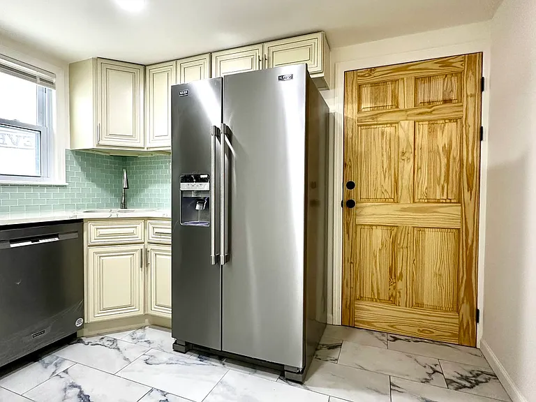 290 Davis Ave — Photo 1