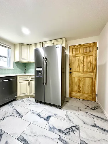 290 Davis Ave Photo 1