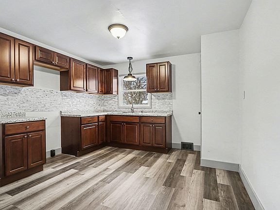 4th image of 202 N Centerville Rd