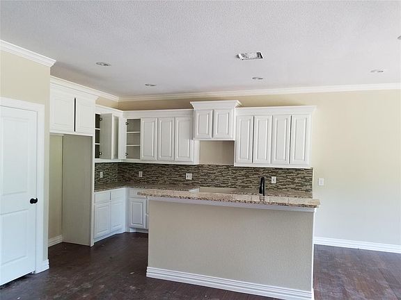 2nd image of 2616 Flora Ln