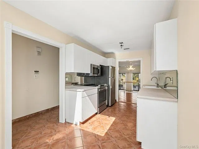 3 bed, 3.0 bath, 1900 sqft, $5,500 — Photo 3