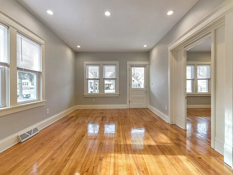 3756 S Whitnall Ave — Photo 4
