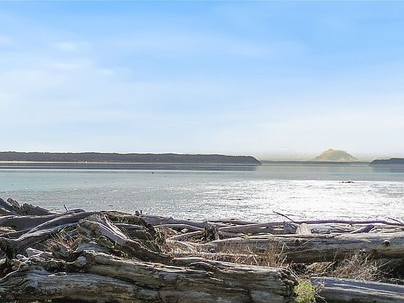 3rd image of 858 Livingston Bay Shore Drive