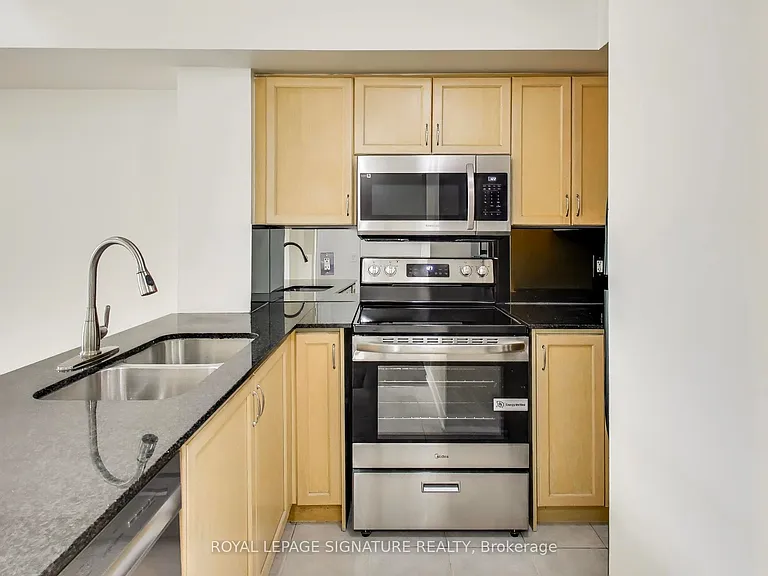 18 Kenaston Gdns #203 — Photo 9