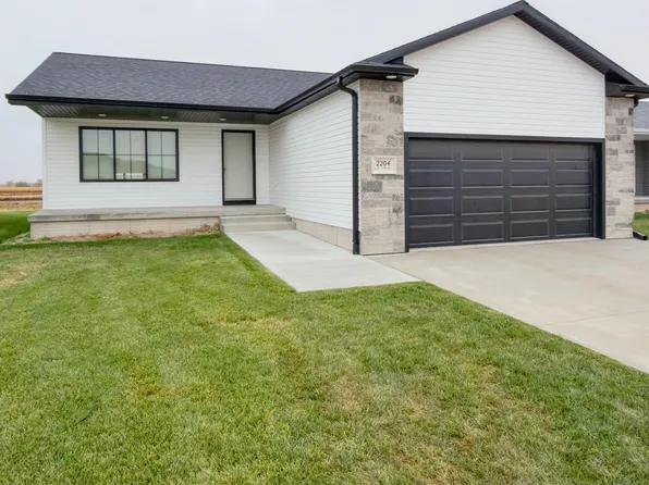 2204 E 41st St, Kearney, NE 68847