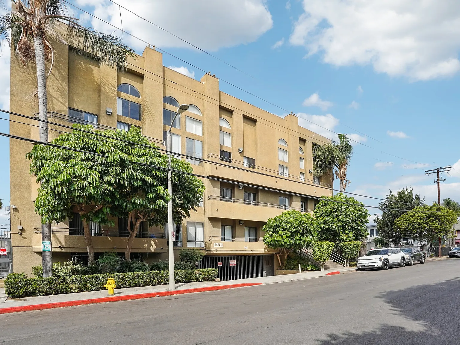 Las Palmas Apartments — Photo 4