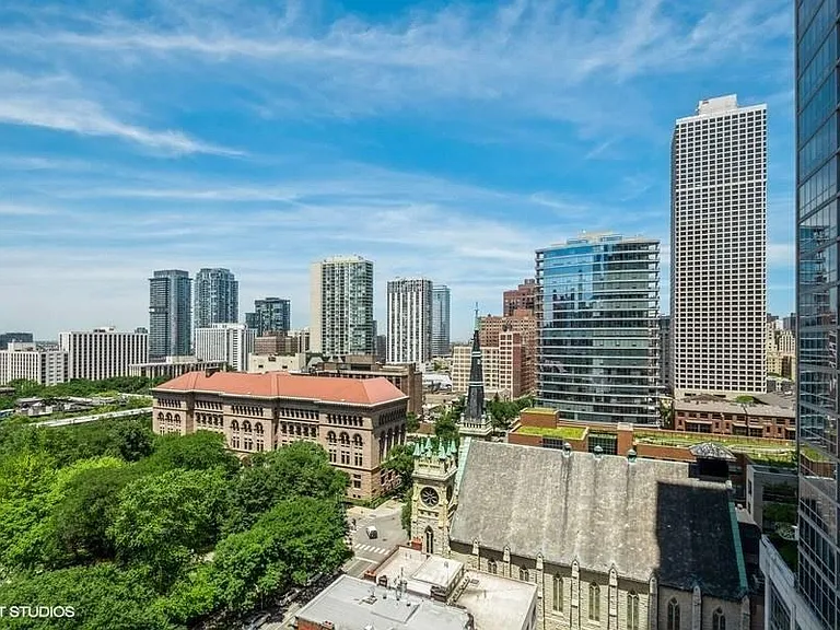 33 W Delaware Pl #13C — Photo 24