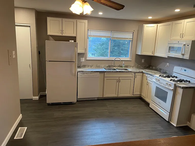 2204 Bentley Manor Dr — Photo 6