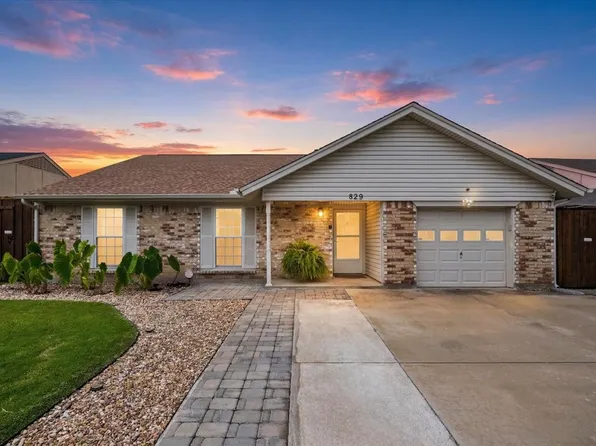 829 W Crossland Blvd, Grand Prairie, TX 75052