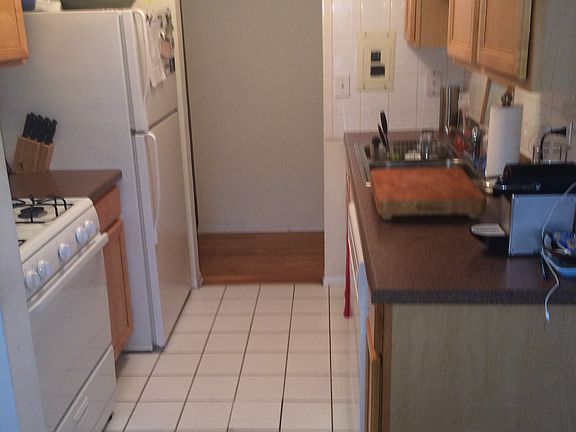 3rd image of 525 W Oakdale Ave
