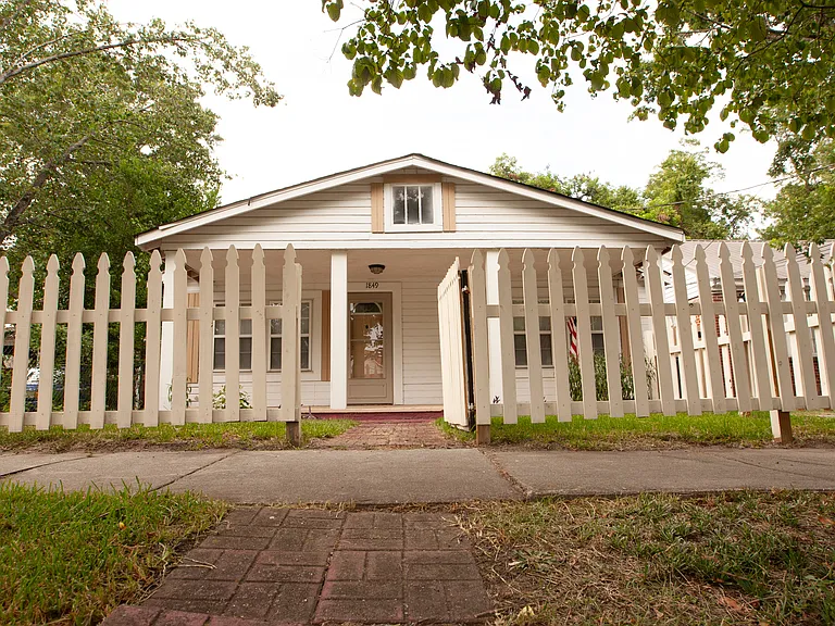 1849 Warren St — Photo 1