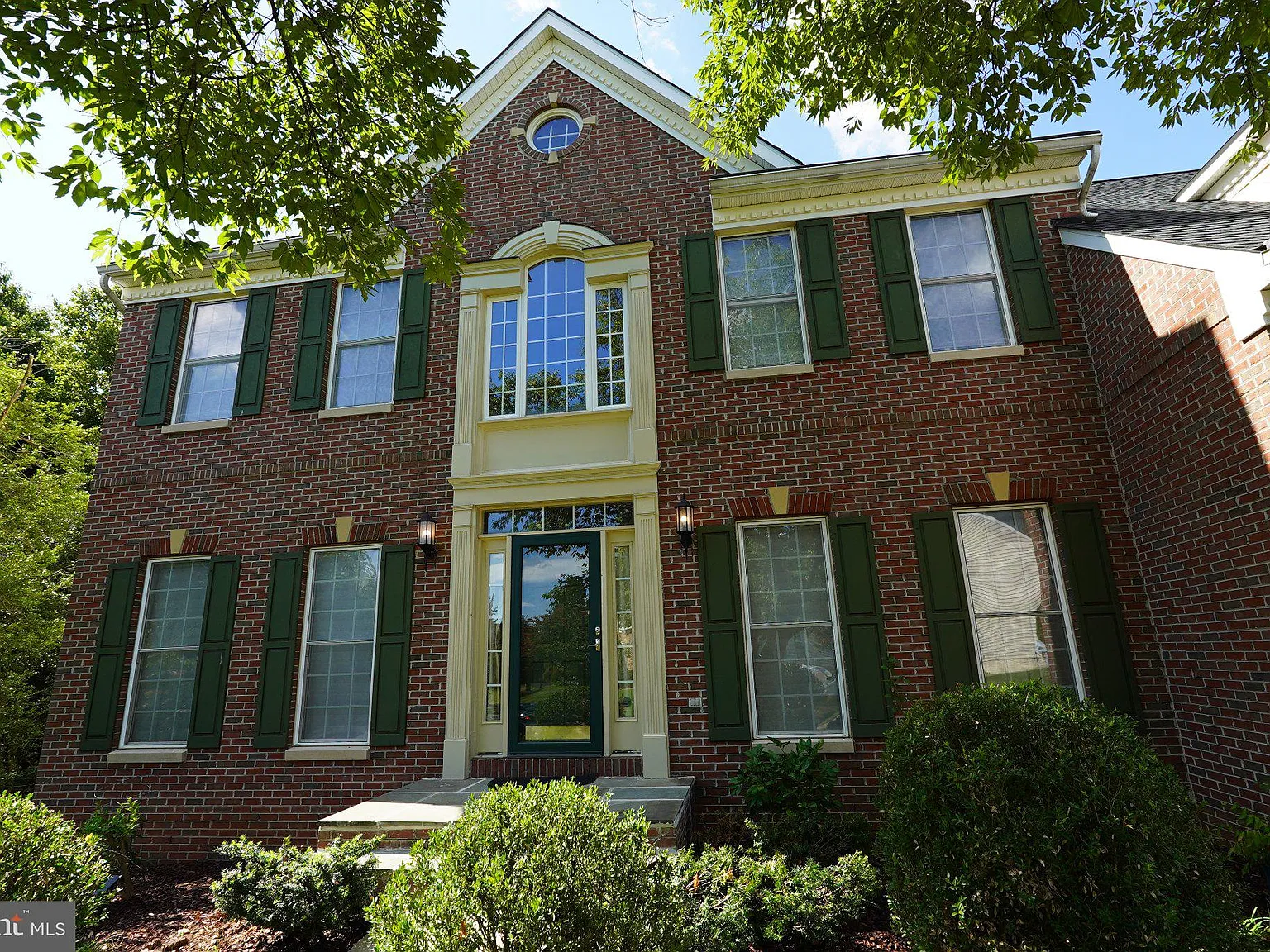 6 bed, 4.5 bath, 5827 sqft, $4,500 — Photo 2