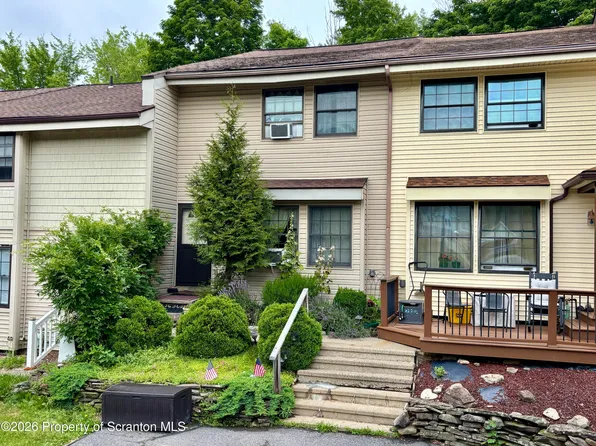 16 Hunts Ct, Clarks Summit, PA 18411