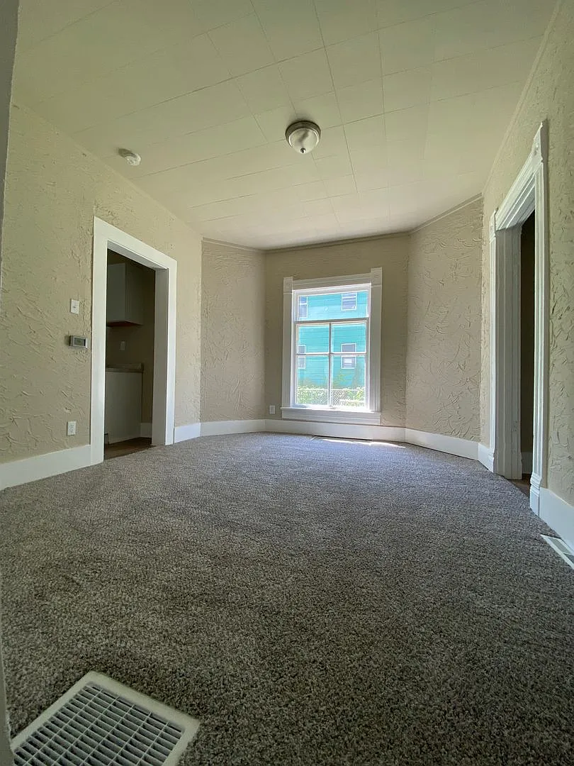 Newly Remodeled 2 Bedroom 1 Bath Home — Photo 3