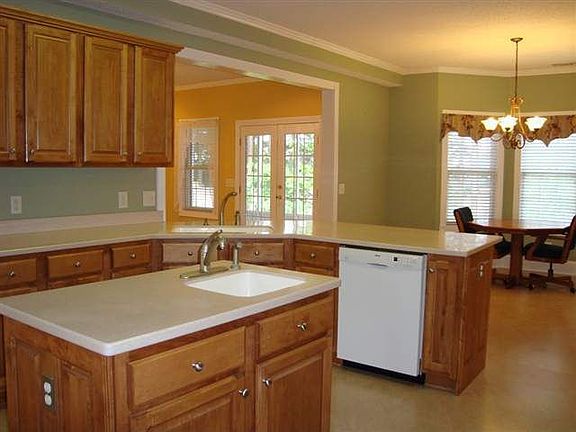 3rd image of 327 Royal Crest Cir