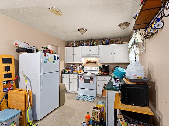 5th image of 627 Montgomery St