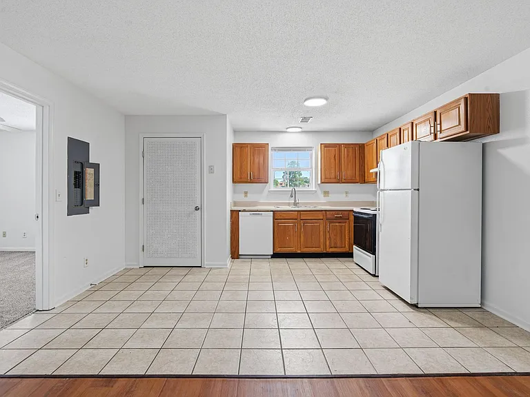 Mid-Town Apartments — Photo 33