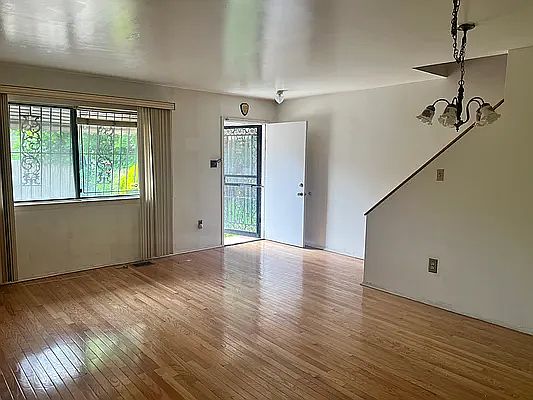 2nd image of 576 Saratoga Ave