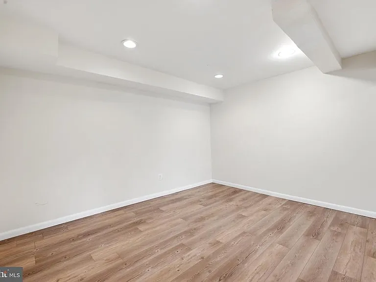 8811 Burbank Rd — Photo 46
