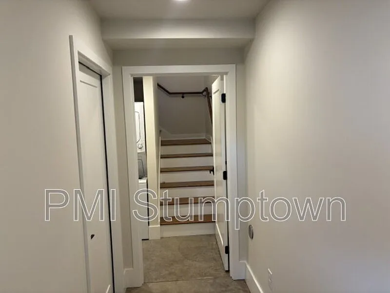 Studio, 1.0 bath, 350 sqft, $1,300 — Photo 4