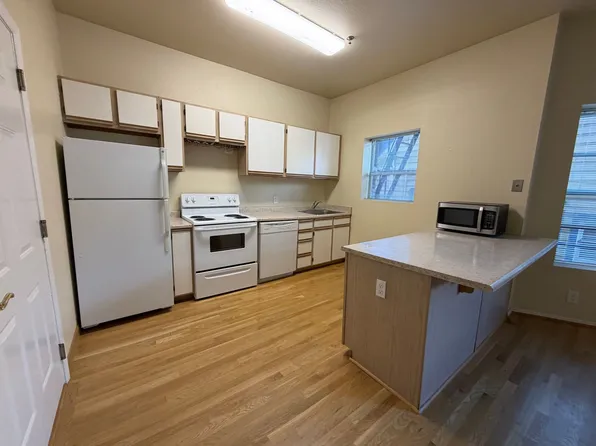Everett Street Apartments, 2018 NW Everett St APT 204, Portland, OR 97209