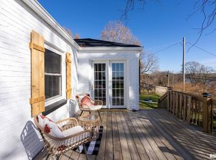 860 S Cody Rd, Le Claire, IA 52753