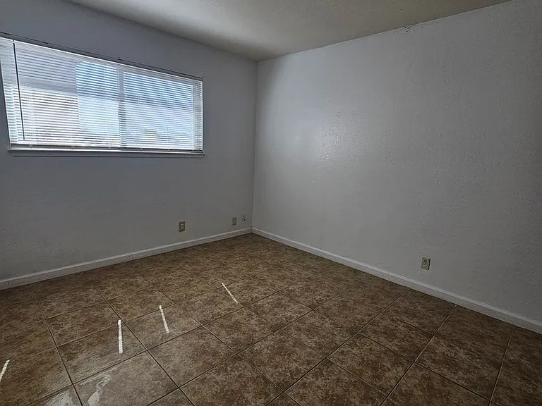 728 Illinois Ave — Photo 7