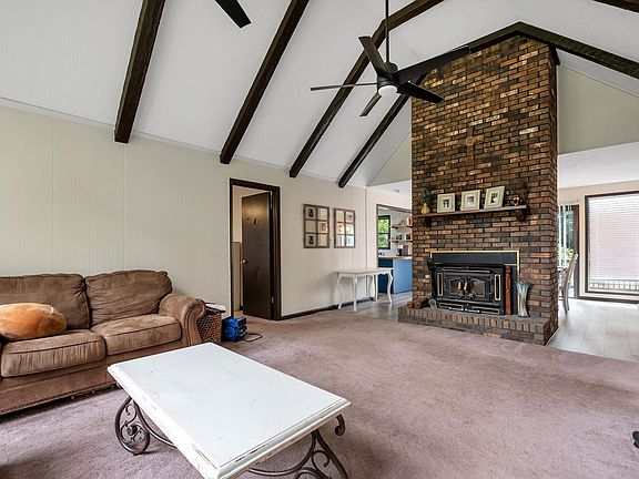 3rd image of 406 Robin Rd