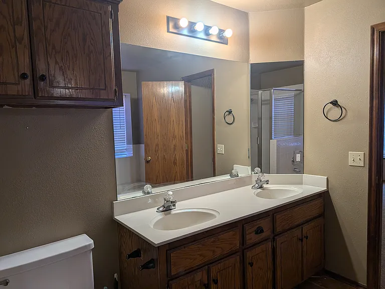 2813 Victoria Dr — Photo 9