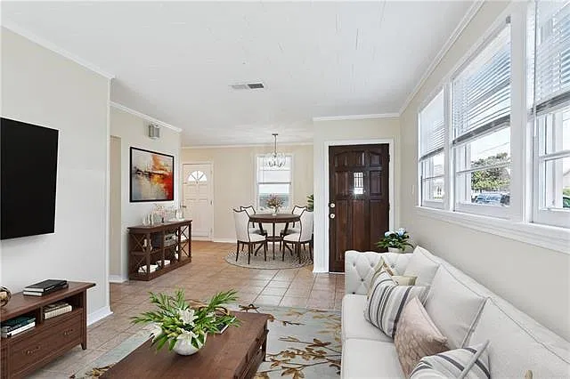 3 bed, 1.0 bath, 1557 sqft, $2,200 — Photo 2