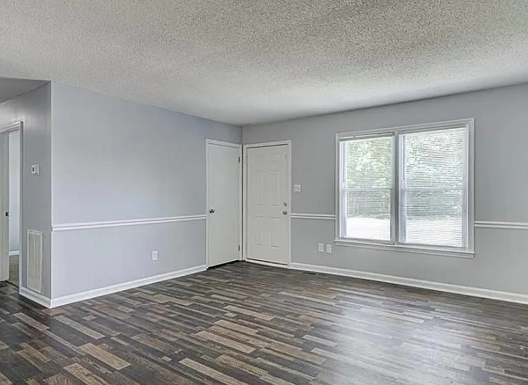 409 W Vandalia Rd — Photo 23