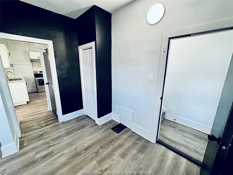 531 Langlois Ave — Photo 10
